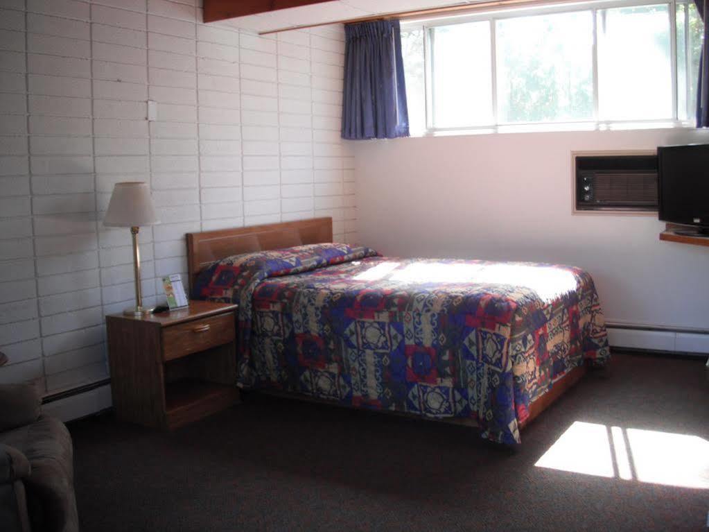 The Sierra Motel Травърс Сити Екстериор снимка